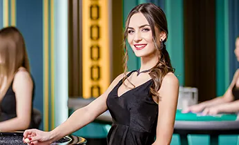 Bàn chơi Baccarat với các lá bài và chip cược